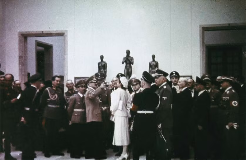 Hitler cùng các chức sắc trong chính quyền tham dự buổi triển lãm “Ngày Nghệ thuật Đức" tại Tòa nhà Nghệ thuật Đức ngày 16/7/1939.