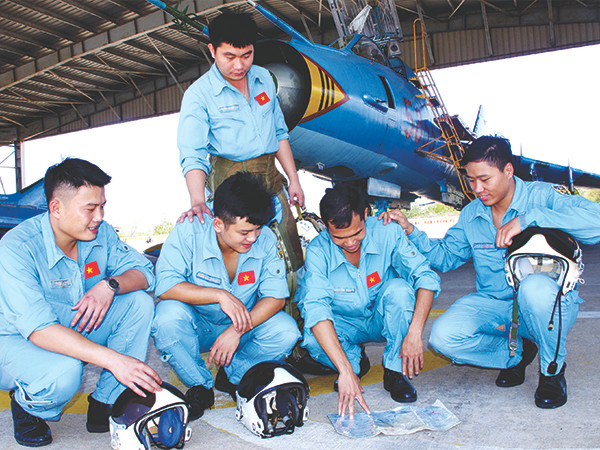 Trung doan 937: Khong ngung nang cao chat luong huan luyen bay