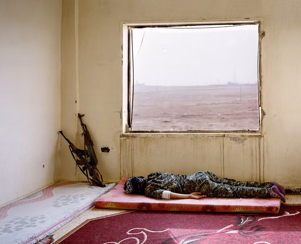 Các tiểu đoàn YPJ chiếm giữ những ngôi nhà bị bỏ trống của các gia đình chạy trốn khỏi cuộc xung đột. Lực lượng này tình nguyện chiến đấu và không được trả lương. Họ dựa vào nguồn thực phẩm và tiếp tế của quân đội và người dân địa phương. Shirin, 21 tuổi, nói với Hamad rằng mặc dù từng bị thương nặng nhưng cô vẫn muốn ở lại trong lực lượng dân quân sau chiến tranh.