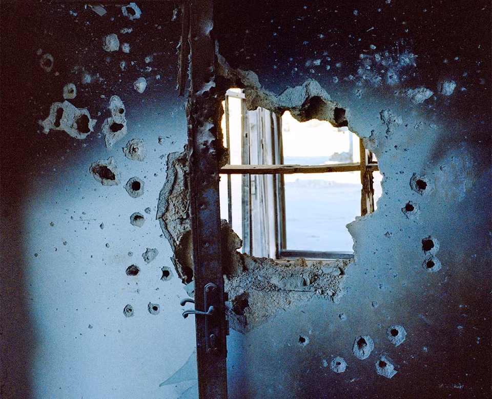 Tháng 1/2015, các chiến binh YPJ đã giúp giải phóng Kobani, thành phố ở miền Bắc Syria bị IS bao vây từ tháng 9/2014. Khi IS nắm quyền kiểm soát, gần 40.000 cư dân đã chạy trốn qua biên giới Thổ Nhĩ Kỳ và phần lớn thành phố đã bị phá hủy. Vào tháng 9/2015, khi Hamad đến thăm, các cư dân mới bắt đầu quay trở lại.