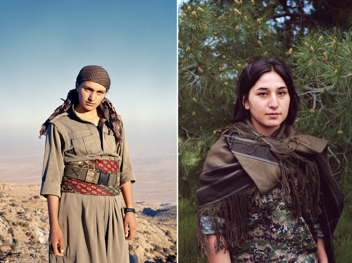 Dijlin (trái) và Zilan (phải) đều 19 tuổi khi Hamad gặp họ vào năm 2015. Dijlin chiến đấu cho đơn vị nữ dân quân người Kurd (YPJ) chống lại các chiến binh thánh chiến IS. Nhiều nữ chiến binh ở tuổi thiếu niên khi gia nhập lực lượng dân quân. Dijlin đã chiến đấu trong ba năm và dành một nửa thời gian đó trên tiền tuyến. Mặc dù bị gia đình phản đối và từng bị thương nhưng cô vẫn tiếp tục chiến đấu.