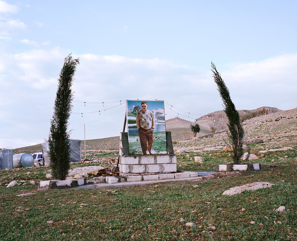 Nhiều nữ chiến binh là tín đồ của Abdullah Ocalan, nhà lãnh đạo bị cầm tù của Đảng Công nhân người Kurd (PKK). Áp phích của Ocalan có thể được tìm thấy dễ dàng ở vùng Kurdistan tại Iraq. Sự giải phóng của phụ nữ bắt nguồn từ hệ tư tưởng PKK. Ocalan từng tuyên bố rằng vùng đất không thể tự do khi phụ nữ không được tự do.