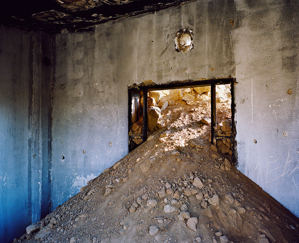 Vào mùa xuân năm 2015, các chiến binh người Kurd đã góp phần chiếm lại thị trấn Tal Hamis ở miền Bắc Syria khỏi tay IS. Tal Hamis có vai trò chiến lược quan trọng đối với IS vì nó liên kết các khu vực mà lực lượng này kiểm soát ở Syria và nước láng giềng Iraq. Hamad đã đến thăm khu vực tiền tuyến của trận chiến gần biên giới Iraq, nơi các chiến binh đóng quân để bảo vệ thành phố. Cô nhận thấy các ngôi nhà bị phá hủy, cửa sổ bị đập vỡ và các bức tường bị thủng lỗ chỗ vì vết đạn.