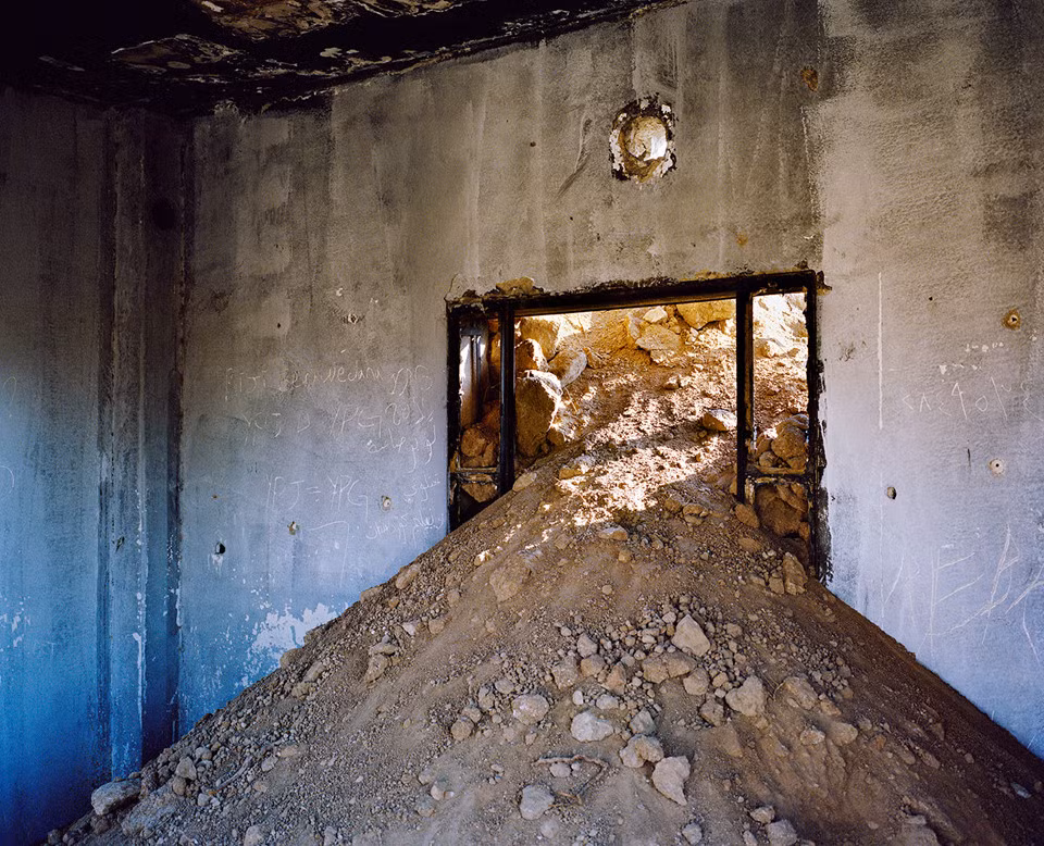 Vào mùa xuân năm 2015, các chiến binh người Kurd đã góp phần chiếm lại thị trấn Tal Hamis ở miền Bắc Syria khỏi tay IS. Tal Hamis có vai trò chiến lược quan trọng đối với IS vì nó liên kết các khu vực mà lực lượng này kiểm soát ở Syria và nước láng giềng Iraq. Hamad đã đến thăm khu vực tiền tuyến của trận chiến gần biên giới Iraq, nơi các chiến binh đóng quân để bảo vệ thành phố. Cô nhận thấy các ngôi nhà bị phá hủy, cửa sổ bị đập vỡ và các bức tường bị thủng lỗ chỗ vì vết đạn.