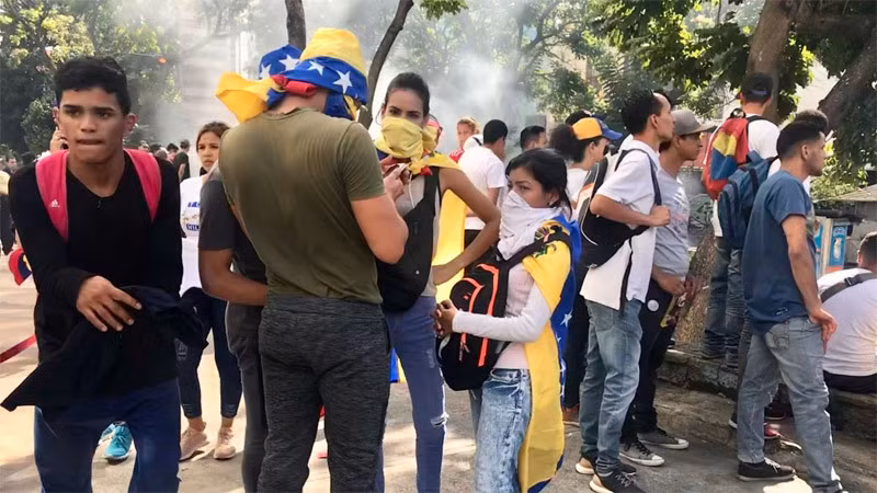 Venezuela cang thang tot do, Thu linh doi lap tu xung Tong thong lam thoi-Hinh-3