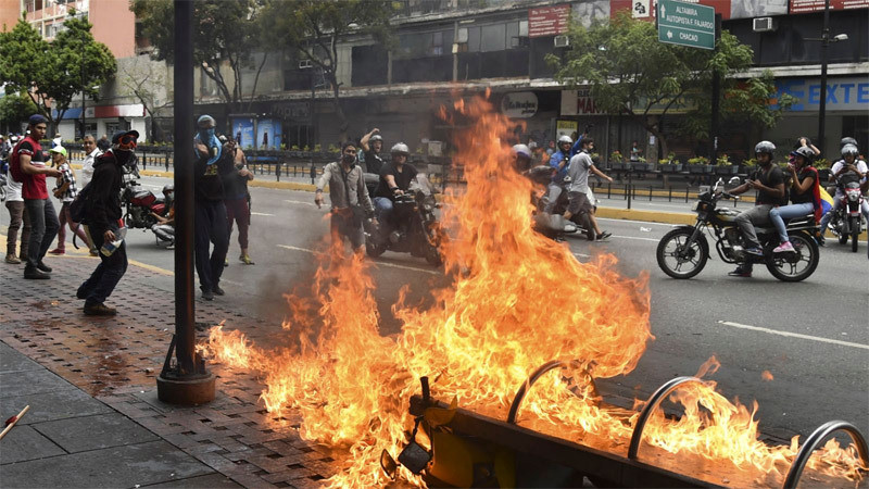 Venezuela cang thang tot do, Thu linh doi lap tu xung Tong thong lam thoi-Hinh-5