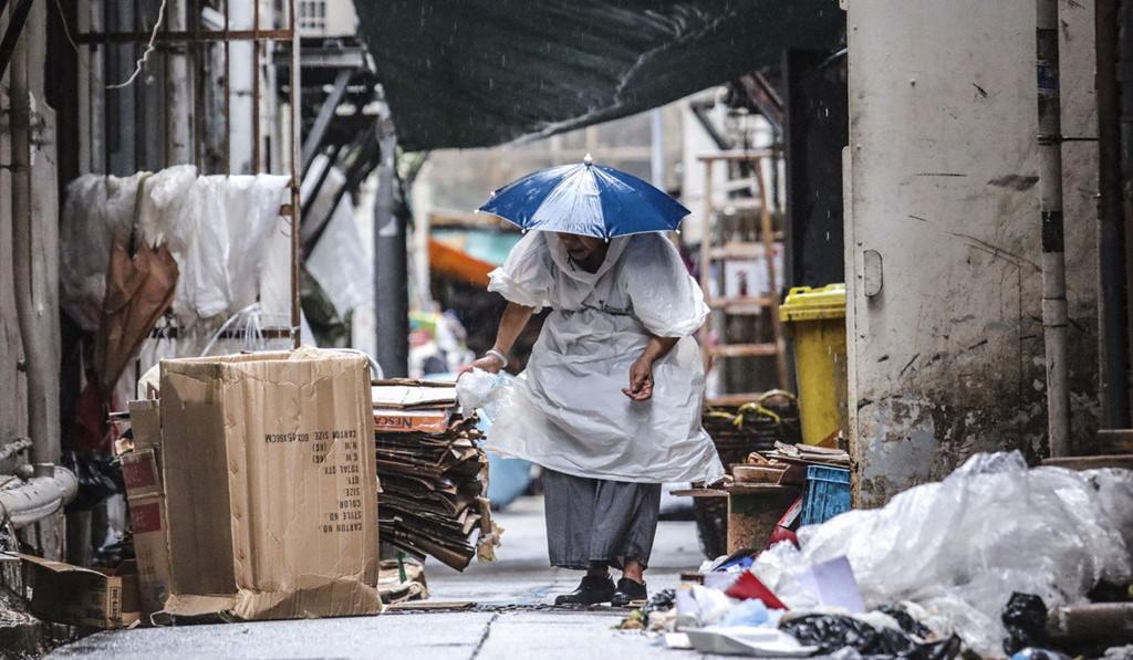 Nhung cu dan ngheo kho giua Hong Kong giau co-Hinh-2