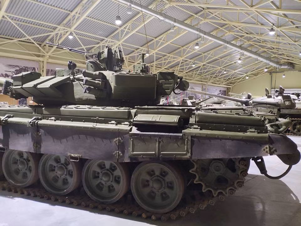 Do đó giới phân tích không quá ngạc nhiên khi T-90S là mẫu xe tăng được xuất khẩu nhiều nhất của Nga trong một thập kỷ trở lại gần đây, nhưng 300 chiếc biến thể T-90S giành cho Ấn Độ, 75 chiếc T-90S/SK của Iraq và 64 chiếc T-90S/SK của Việt Nam. Ngoài ra còn nhiều quốc gia khác như Azerbaijan , Turkmenistan , Algeria, Syria... với các biến thể T-90A. Nguồn ảnh: Vitaly Kuzmin.