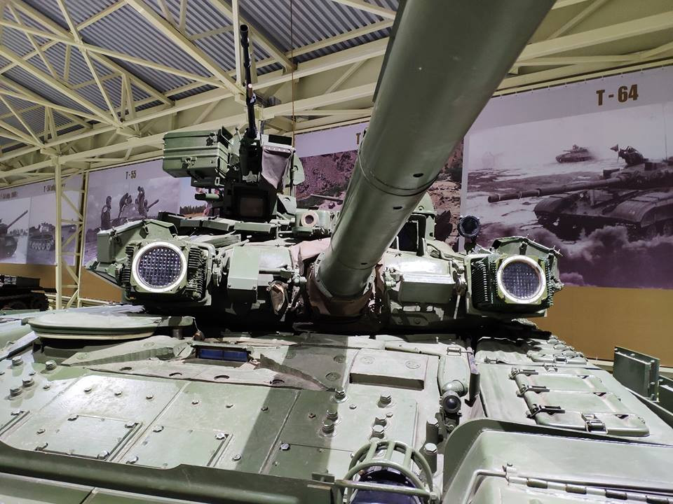 Được Uralvagonzavod giới thiệu lần đầu tiên vào năm 1992, xe tăng chiến đấu chủ lực T-90 đã nhanh chóng trở thành một “ngôi sao” trong lực lượng tăng thiết giáp Nga giai đoạn sau khi Liên Xô tan rã. Và nó mang đầy đủ những nét đặc trưng của một chiếc xe tăng “Liên Xô” gồm: hỏa lực mạnh mẽ, cơ động và bền bỉ. Nguồn ảnh: Vitaly Kuzmin.