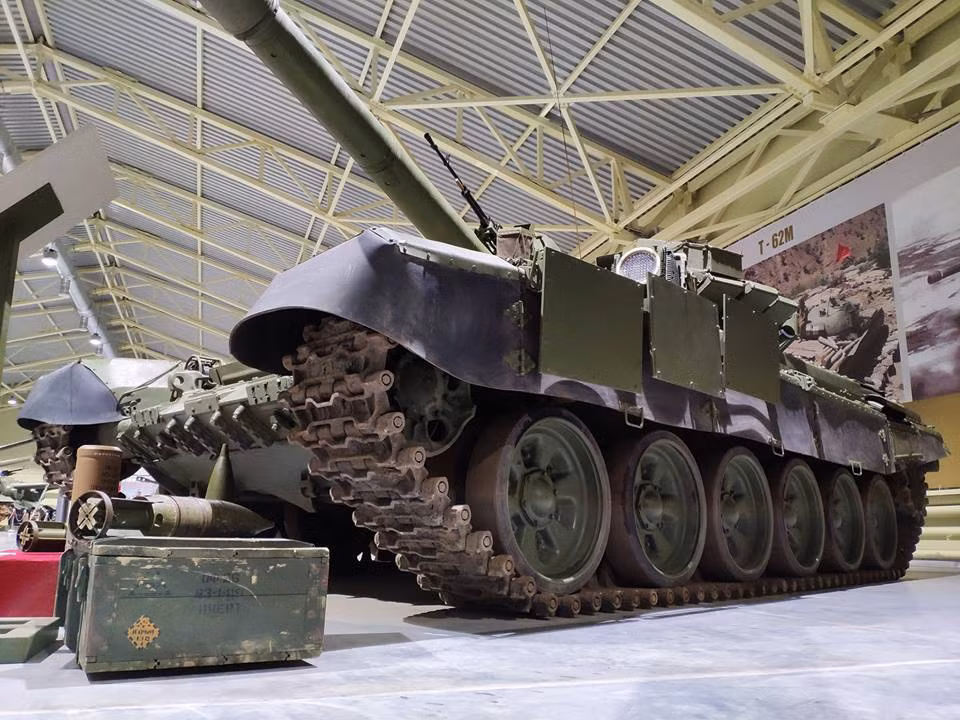 Thành công của T-90S cũng là lý do khiến Nga quyết định tiếp tục cho ra đời biến thể T-90MS, mạnh mẽ hơn nhưng cũng đắt hơn. Sự xuất hiện của T-90MS cũng là cách để Uralvagonzavod tiếp cận với phân khúc xe tăng cao cấp cũng như cho khách hàng của mình có nhiều sự lựa chọn hơn khi “mua sắm”. Nguồn ảnh: Vitaly Kuzmin.