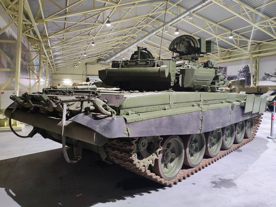 National Interest cũng nhận định, T-90 là xe tăng chiến đấu chủ lực phù hợp nhất cho mọi cuộc chiến tranh. Trong khi các chiến xa hiện đại của phương Tây được thiết kế cho tác chiến cường độ thấp và chiến tranh đô thị. Mặc dù không có loại vũ khí nào có thể tồn tại mãi mãi, thế nhưng T-90 và con cháu của nó vẫn phát triển một cách đáng ngạc nhiên. Nguồn ảnh: Vitaly Kuzmin.