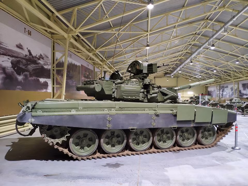 National Interest nhận định trên thị trường xe tăng thế giới hiện tại, T-90 gần như “vô địch” về mức giá với những tính năng đi kèm mà nó có thể mang lại. Một chiếc T-90A biến thể thấp nhất chỉ có giá 4 triệu USD, hoặc 5 triệu USD cho biến thể T-90S mới nhất. Trong khi các dòng xe tăng của NATO thường có giá trên 10 triệu USD. Nguồn ảnh: Vitaly Kuzmin.