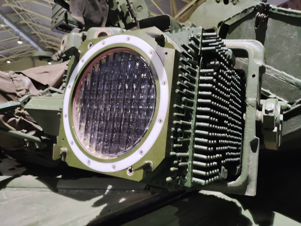 Đáng chú ý hơn, giá thành để người Nga sản xuất một chiếc T-90 chỉ bằng một nửa so với “kẻ thù không đội trời chung” của nó là M1 Abrams của Mỹ. Và từ thời điểm đó cho tới nay T-90 không ngừng được nâng cấp và hoàn thiện cả về sức mạnh hỏa lực lẫn khả năng phòng vệ. Nguồn ảnh: Vitaly Kuzmin.