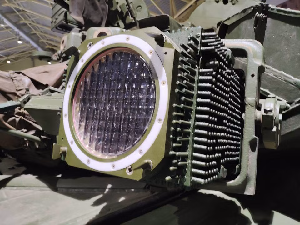 Đáng chú ý hơn, giá thành để người Nga sản xuất một chiếc T-90 chỉ bằng một nửa so với “kẻ thù không đội trời chung” của nó là M1 Abrams của Mỹ. Và từ thời điểm đó cho tới nay T-90 không ngừng được nâng cấp và hoàn thiện cả về sức mạnh hỏa lực lẫn khả năng phòng vệ. Nguồn ảnh: Vitaly Kuzmin.