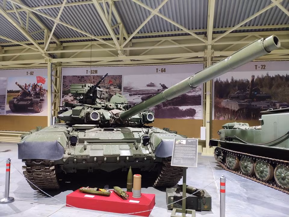 Bản thân T-90 của Nga cũng chịu sự cạnh tranh khá lớn từ các dòng xe tăng giá rẻ đến từ Trung Quốc như VT4 và VT5 của Tập đoàn Norinco vốn có mức giá khá mềm chỉ từ 3-4 triệu USD. Trong khi đó lệnh cấm vận của Mỹ đối với các công ty vũ khí của Nga cũng ảnh hưởng không nhỏ đến doanh số toàn cầu của T-90. Nguồn ảnh: Vitaly Kuzmin.