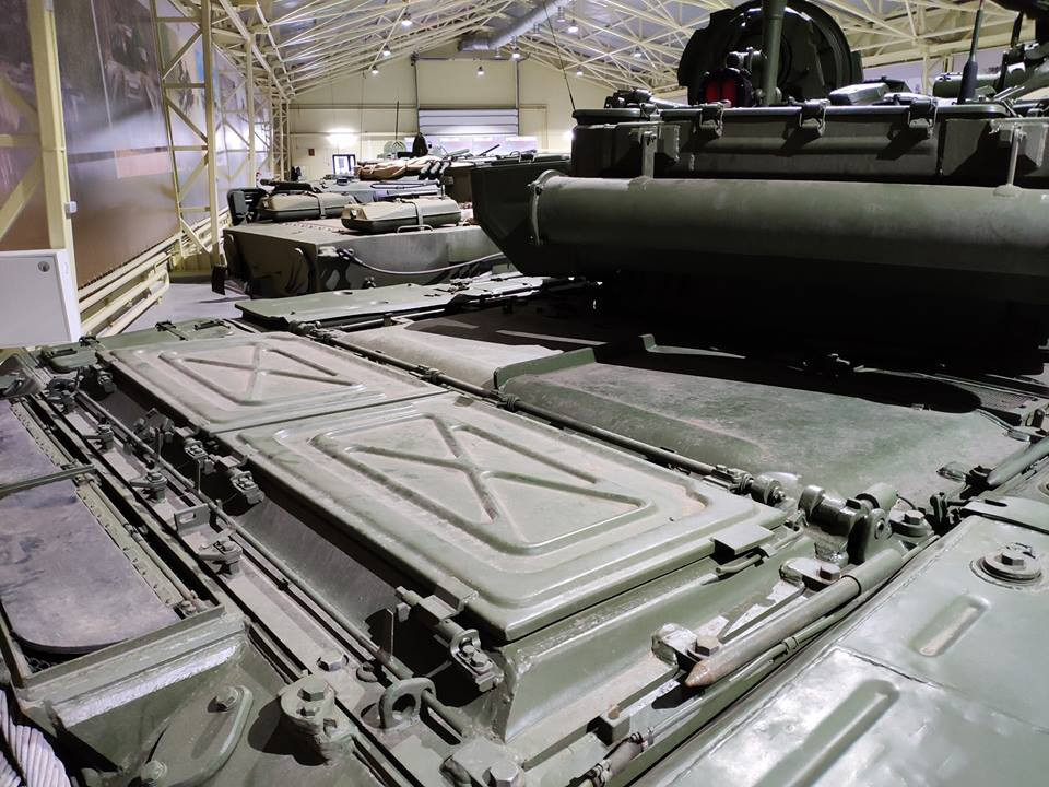 Với giá thành chỉ bằng một nửa nhưng T-90 cho thấy nó mạnh hơn cả về công lẫn thủ so với xe tăng NATO, khẩu pháo nòng trơn 125 mm với hệ thống nạp đạn tự động cung cấp năng lực tác chiến vượt trội, vỏ giáp cực kỳ vững chắc của T-90 đã giúp nó sống sót trước các vũ khí đã bắn hạ không ít M1 Abrams của Mỹ. Nguồn ảnh: Vitaly Kuzmin.