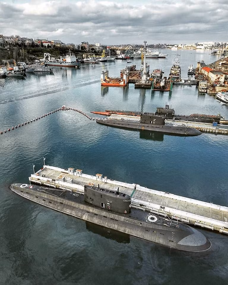 Hiện tại vịnh Sevastopol đang là nơi Hạm đội Biển Đen được biên đội của mình với số lượng lên đến 7 chiếc, trong đó tất cả đều là các tàu ngầm tấn công diesel-điện lớp Kilo với các Đề án 877V và 636.3. Nguồn ảnh: Military Armed Forces.