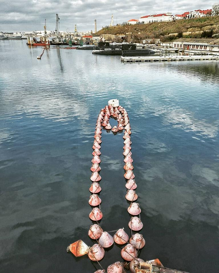 Trong tương lai gần nếu như Hạm đội Biển Đen muốn mở rộng căn cứ hải quân của mình ở Sevastopol thì họ bắt buộc phải dọn sách các tàu chiến cũ của Ukraine hiện tại. Vì số lượng tàu Ukraine đang neo tại đây lên đến con số hơn 10 chiếc. Nguồn ảnh: Military Armed Forces.