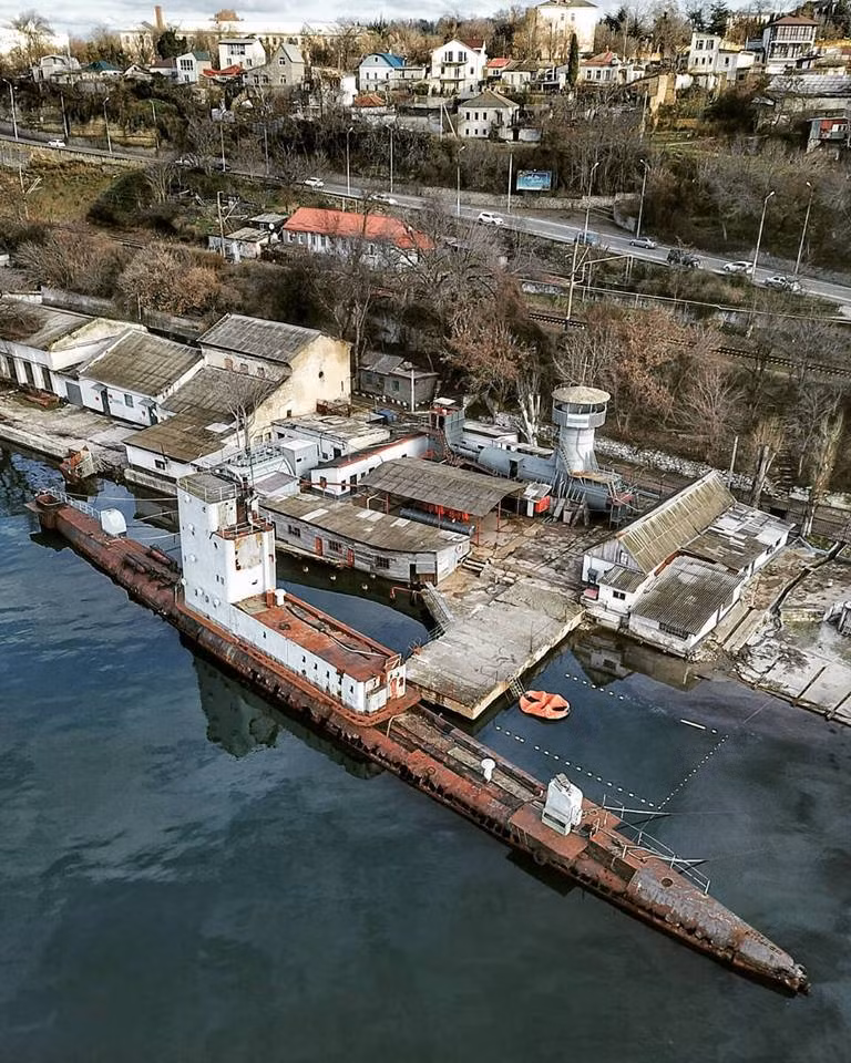 Một chiếc tàu ngầm khác tại vịnh Sevastopol nhiều khả năng là xác của một tàu Foxtrot được hoán cải thành một tòa nhà. Nguồn ảnh: Military Armed Forces.