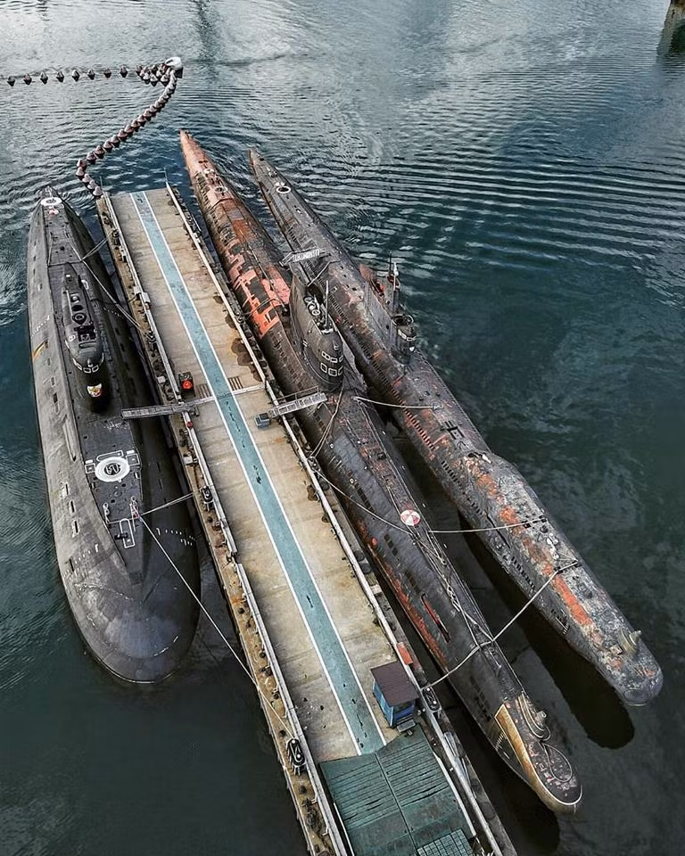 Rất có thể trong tương lai gần Hải quân Nga sẽ tiến hành tháo dỡ hai con tàu này, vì cơ bản chúng đều là lớp tàu ngầm tấn công thông thường nên quá trình tháo dỡ không quá phức tạp như các tàu ngầm hạt nhân. Nguồn ảnh: Military Armed Forces.