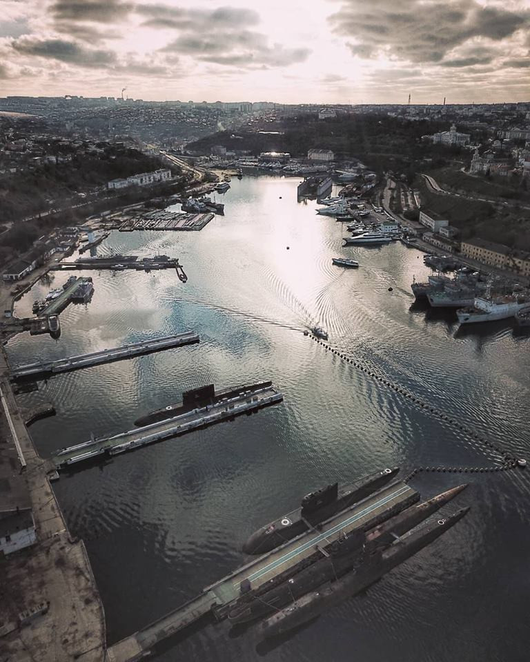 Tuy nhiên tàu ngầm Zaporizhzhia của Ukraine đã quá lỗi thời, nên Hải quân Nga không mấy bận tâm với con tàu này và bỏ mặc nó tại vịnh Sevastopol từ năm 2014 cho tới nay. Nguồn ảnh: Military Armed Forces.