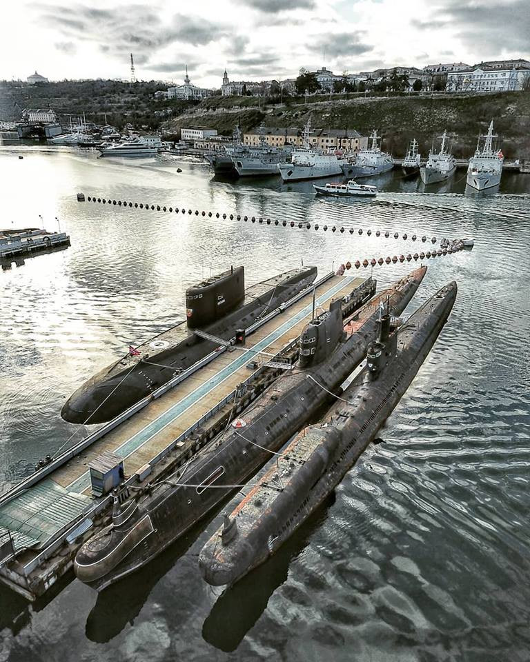 Trong ảnh là lần lượt từ bên trái sang là tàu ngầm Kilo, kế đến là Foxtrot và cuối cùng Romeo đậu tại vịnh Sevastopol, cả ba tàu này đều là tàu ngầm tấn công diesel-điện do Liên Xô trước đây chế tạo. Nguồn ảnh: Military Armed Forces.