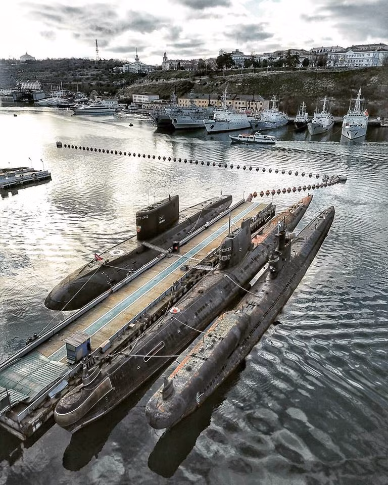 Trong ảnh là lần lượt từ bên trái sang là tàu ngầm Kilo, kế đến là Foxtrot và cuối cùng Romeo đậu tại vịnh Sevastopol, cả ba tàu này đều là tàu ngầm tấn công diesel-điện do Liên Xô trước đây chế tạo. Nguồn ảnh: Military Armed Forces.