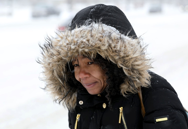 Một vị khách đứng chờ xe buýt dưới trời tuyết ở Detroit ngày 19/1.