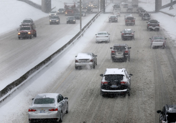 Xe cộ phải di chuyển rất chậm trên tuyến đường I-94 (Detroit) trơn trượt và phủ trắng tuyết.