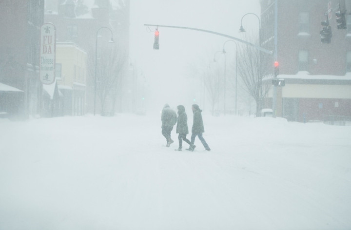 Đợt bão tuyết này di chuyển từ Tây sang Đông và được tăng cường bởi khí lạnh Bắc cực từ Canada.