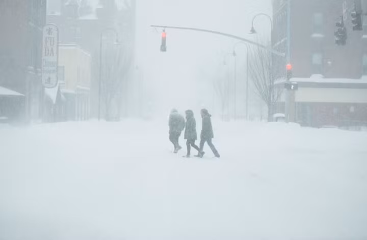 Đợt bão tuyết này di chuyển từ Tây sang Đông và được tăng cường bởi khí lạnh Bắc cực từ Canada.