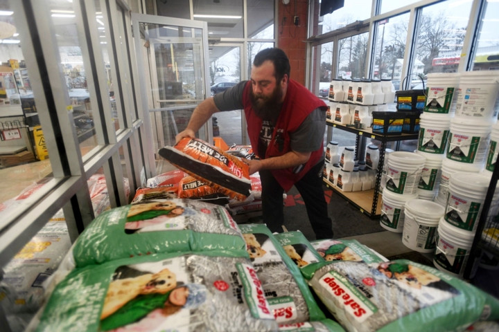 Những ngày bão tuyết như thế này, muối làm tan tuyết luôn là mặt hàng bán chạy nhất ở các cửa hàng.