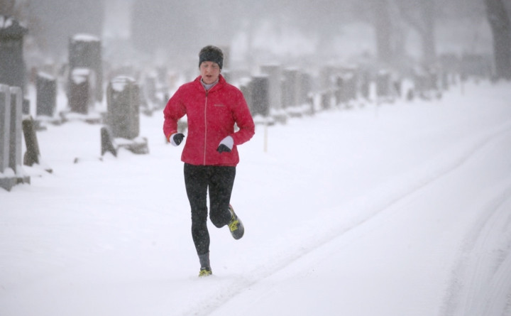 Một phụ nữ vẫn chạy bộ buổi sáng bất chấp bão tuyết.