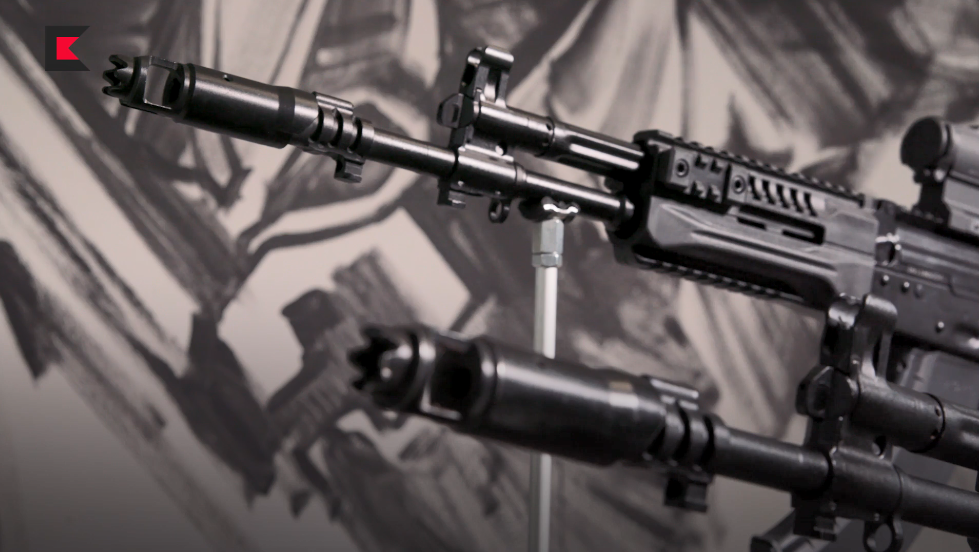 Thế nhưng thay vì Quân đội Nga phải được trang bị AK-12 đầu tiên thì Kalashnikov lại bán mẫu súng này cho Qatar, và dựa trên những hình ảnh từ lễ duyệt binh hôm 18/12 số AK-12 mà Qatar có được cũng không nhiều. Từ đó có thể suy ra rằng, dòng súng trường tấn công này vẫn đang được Quân đội Qatar thử nghiệm chứ chưa được trang bị chính thức. Nguồn ảnh: Kalashnikov.