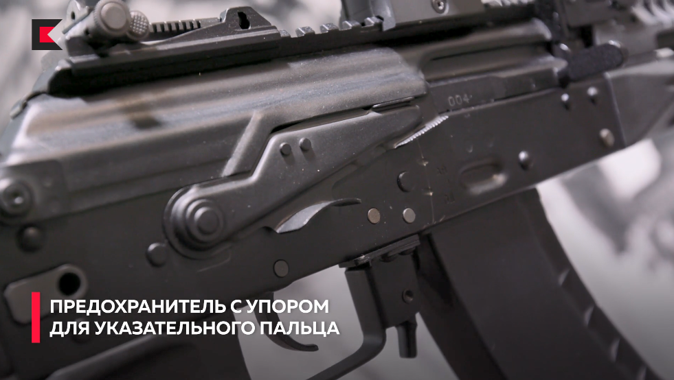 Là dòng súng trường tấn công hiện đại AK-12 được thiết kế để có thể hỗ trợ tốt nhất cho người lính trên chiến trường, với hệ thống thanh rail cho phép gắn thêm phụ kiện mở rộng, súng phóng lựu 40mm, ống giảm thanh và cả lưỡi lê. Mỗi trong những điểm khác biệt lớn nhất giữa AK-12 với các mẫu AK khác chính là vị thước ngắm cơ khí của súng được đưa súng xuống cuối thân súng thay vì được đặt ở giữa thân súng như trước đây. Nguồn ảnh: Kalashnikov.