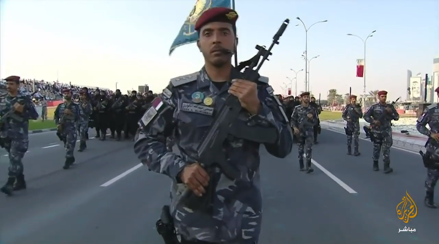 The Firearmblog dẫn một số nguồn tin quân sự giấu tên của Nga cho biết, biến thể AK-12 xuất hiện cùng lực lượng đặc nhiệm Qatar hôm 18/12 vừa qua là GRAU 6P70 - sử dụng cỡ đạn tiêu chuẩn 5,45×39mm và được trang bị từ trong năm 2018. Tuy nhiên, nguồn tin này lại không tiết lộ AK-12 đang được thử nghiệm hay đã biên chế chính thức trong Quân đội Qatar. Nguồn ảnh: Al Jazeera.