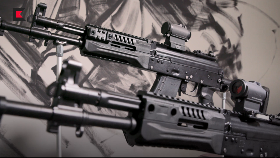 Dựa trên các thông tin được Kalashnikov công bố, đề án phát triển mẫu súng trường tấn công mới cho Quân đội Nga được Bộ Quốc phòng nước này khởi động từ năm 2012 và Kalashnikov là một trong những công ty tham gia dự thầu. Và mãi đến năm 2018, AK-12 của Kalashnikov mới được chọn là ứng cử viên thay thế súng trường tấn công AK-74M của Quân đội Nga hiện tại. Nguồn ảnh: Kalashnikov.