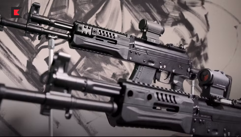 Dựa trên các thông tin được Kalashnikov công bố, đề án phát triển mẫu súng trường tấn công mới cho Quân đội Nga được Bộ Quốc phòng nước này khởi động từ năm 2012 và Kalashnikov là một trong những công ty tham gia dự thầu. Và mãi đến năm 2018, AK-12 của Kalashnikov mới được chọn là ứng cử viên thay thế súng trường tấn công AK-74M của Quân đội Nga hiện tại. Nguồn ảnh: Kalashnikov.