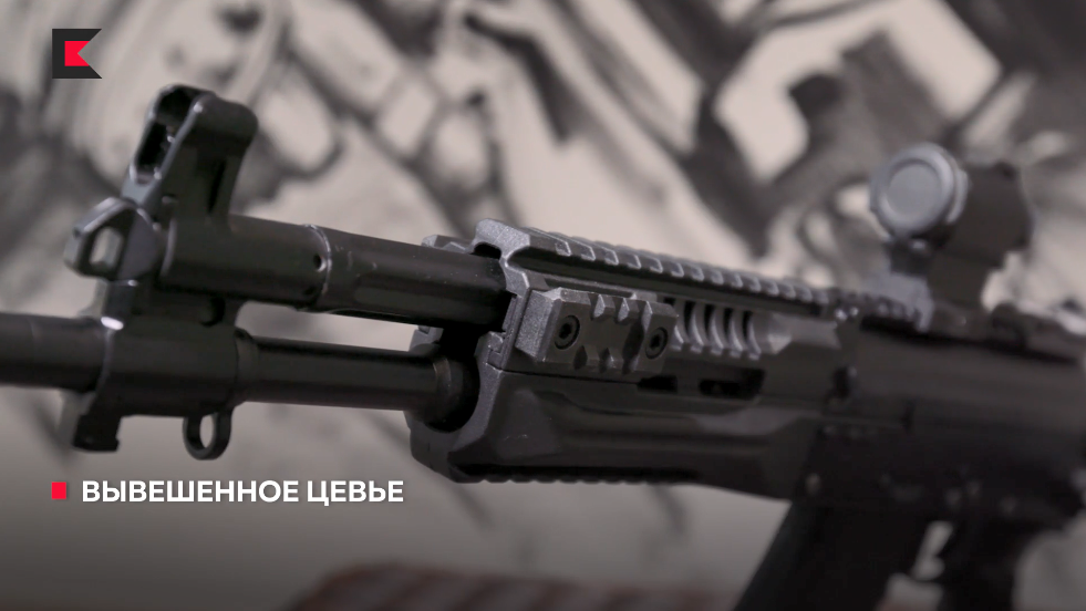 So với các dòng súng trường tấn công của Kalashnikov trước đây, AK-12 có thiết kế bên ngoài hoàn toàn khác biệt tuy nhiên cơ cấu bắn và thiết kế bên trong của súng vẫn sử dụng lại một phần thiết kế của AK-74M nhằm tiết kiệm chi phí sản xuất, hạ giá thành và đơn giản hóa trong việc bảo dưỡng. Dĩ nhiên trên AK-12, những điểm yếu của AK-74M cũng được khắc phục một cách triệt để. Nguồn ảnh: Kalashnikov.