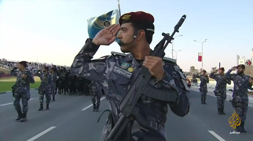 Trong ảnh là một binh sĩ thuộc lực lượng Đặc nhiệm Qatar trên tay là súng trường AK-12, một trong những mẫu vũ khí bộ binh mà Nga sẽ trang bị cho bộ quân trang chiến binh tương lai Ratnik thế hệ 2 sắp đến. Nguồn ảnh: Al Jazeera.