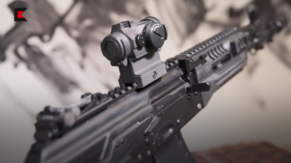 Về thiết kế cơ bản, AK-12 có chiều dài tổng thể là 922mm khi mở báng và 862mm khi gấp báng, nòng súng dài 415mm, trọng lượng tiêu chuẩn của súng chỉ vào khoảng 3.5kg chỉ nhỉnh hơn AK-74M – 100g. Ở đây chưa bào gồm hộp tiếp đạn 30 viên nặng 230g. Nguồn ảnh: Kalashnikov.