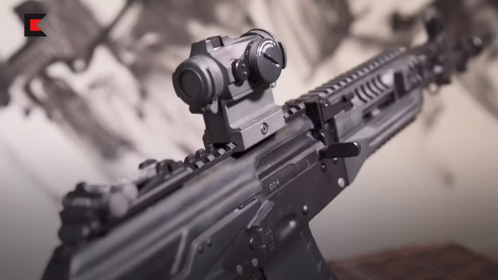 Về thiết kế cơ bản, AK-12 có chiều dài tổng thể là 922mm khi mở báng và 862mm khi gấp báng, nòng súng dài 415mm, trọng lượng tiêu chuẩn của súng chỉ vào khoảng 3.5kg chỉ nhỉnh hơn AK-74M – 100g. Ở đây chưa bào gồm hộp tiếp đạn 30 viên nặng 230g. Nguồn ảnh: Kalashnikov.