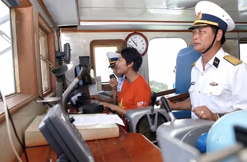 Phóng viên Nguyễn Thị Dung (Đài Phát thanh-Truyền hình Hà Giang) hát tặng cán bộ, chiến sĩ nhà giàn qua bộ đàm.