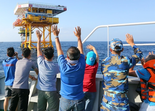 Các thành viên đoàn công tác chào tạm biệt cán bộ, chiến sĩ nhà giàn để tiếp tục chuyến hành trình.