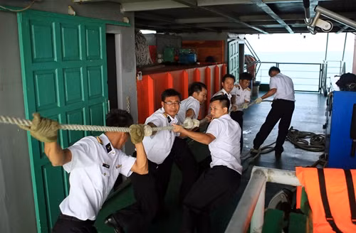 Cán bộ Nhà giàn DK1/10 sử dụng hệ thống ròng rọc và dây thừng để đưa các thành viên đoàn công tác lên nhà giàn.