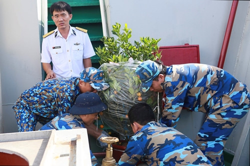 Nhiều đồng nghiệp có mặt trong đoàn đã không cầm được nước mắt khi lần đầu tiên được chứng kiến những gói quà Tết, những nhu yếu phẩm từ đất liền được chuyển đến cán bộ, chiến sĩ trên các nhà giàn theo cách buộc dây thừng, thả xuống biển rồi kéo lên.