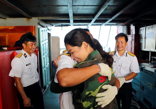 Biên tập viên Lê Phương Dung (Trung tâm Phát thanh-Truyền hình Quân đội) không giấu được sự xúc động khi lên được với các cán bộ nhà giàn DK1/10