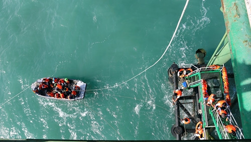 Các thành viên của đoàn công tác tiếp cận Nhà giàn DK1/10 (Bãi cạn Cà Mau) bằng ca nô.