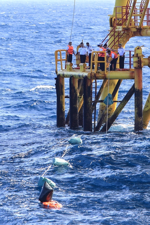 Cán bộ, chiến sĩ tập trung kéo hàng dưới chân nhà giàn.