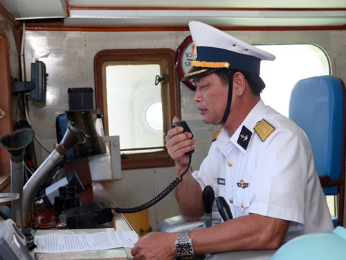 Đại tá Huỳnh Vĩnh Tuyến, Phó tư lệnh Vùng 2 Hải quân, trưởng đoàn công tác, chúc Tết cán bộ, chiến sĩ nhà giàn qua hệ thống bộ đàm.